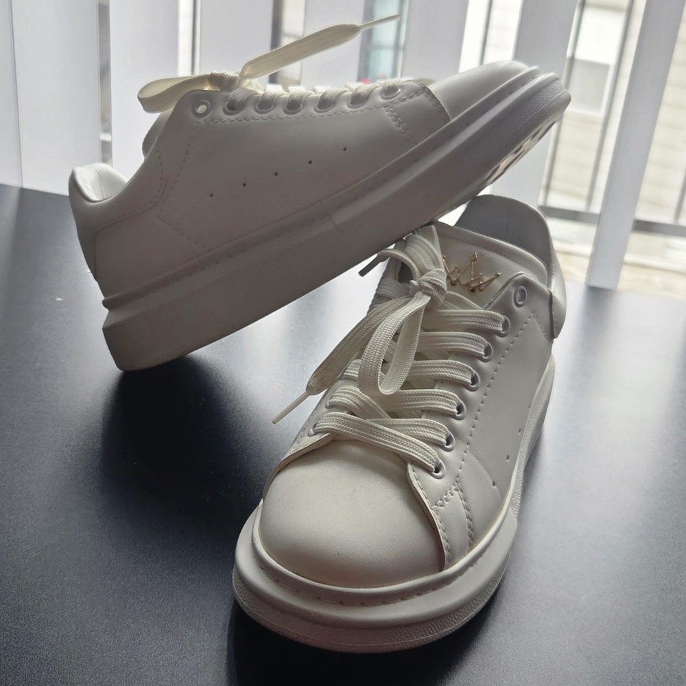 Men's White Low-Profile Lace-Up Sneakers with Subtle Gold Accent